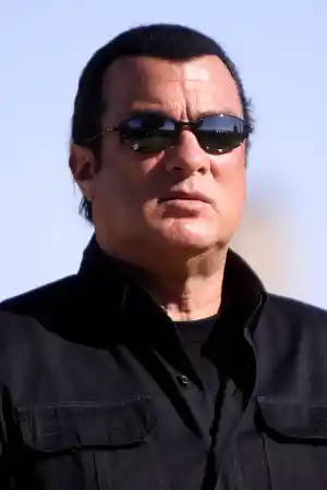 Стивън Сегал ()